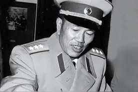 50年邓华回乡探亲，一老乡见他脸色大变，邓华：我不是回来报仇的图片