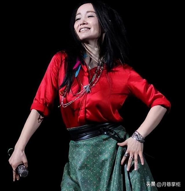 六登春晚，与恩师同居后怀孕，被骗流产，57岁斯琴格日乐晚景凄凉