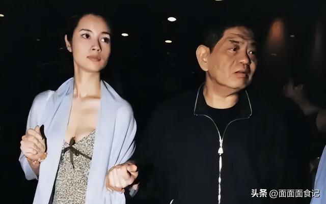认干爹，拍风月片，被导演霸王硬上弓，没想到如今53岁下场唏嘘