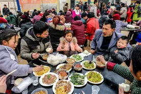 嫂子独自带娃3年，老公突然回家，家里放着10万元和一个信图片