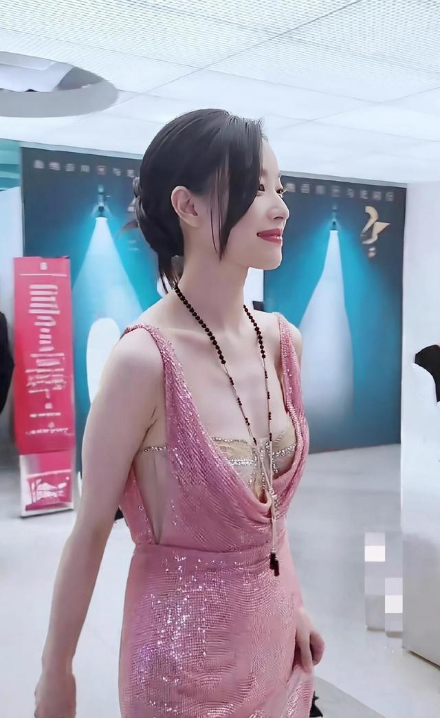 论气场的重要性！倪妮用项圈证明：不是衣服挑人，是人盘活衣服