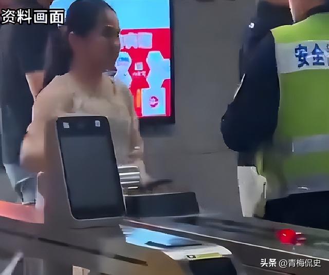 女子追打安检员后续：知情人透原因，女子正脸曝光太狰狞，已拘留