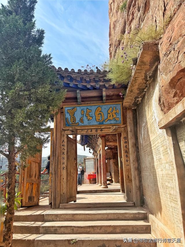 炳灵寺石窟造像跨越千年，石雕泥塑共有，佛道共存