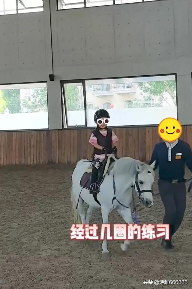 郑恺和苗苗暑假带儿女去阿那亚旅游，一家人幸福感都溢出屏幕了！