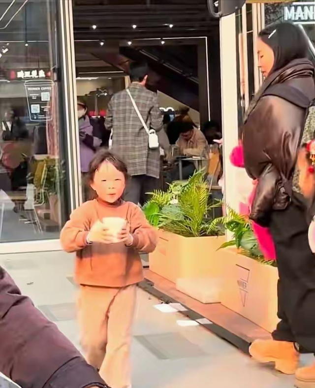 浙江女孩水杯被打翻后续：对方家长态度嚣张，正脸被扒，警方介入