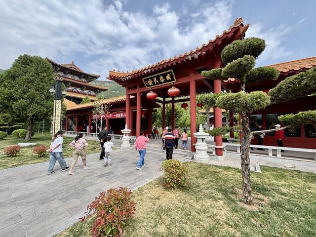 游览青州市知名景点龙兴寺