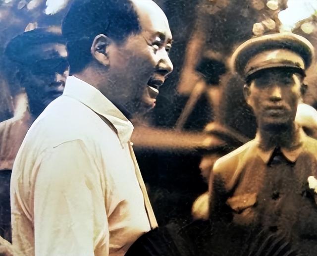 56年毛主席在北京吃羊肉泡馍，环顾四周后突然问高智：你工资多少