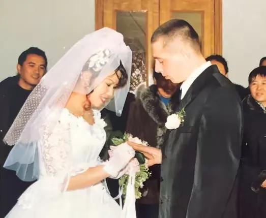 32岁东北富婆,嫁20岁俄罗斯小伙,生下女儿一个月后丈夫因病去世