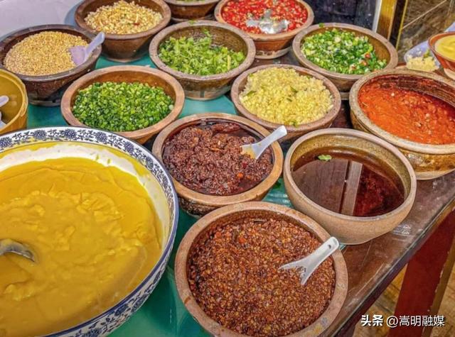 自在嵩明丨一站式遛娃、美食、运动！银杏广场的夜太会玩