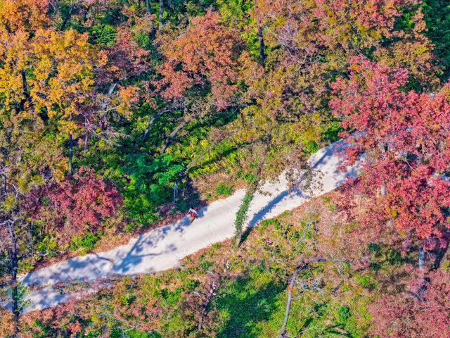 踏歌山水之间，不负秋日好时光。