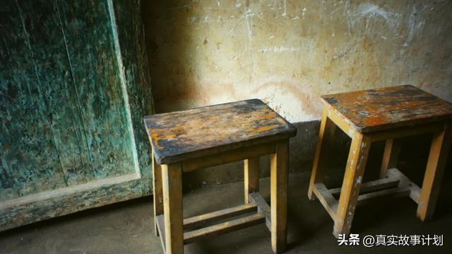 一个女人，像一个灰黑的影子