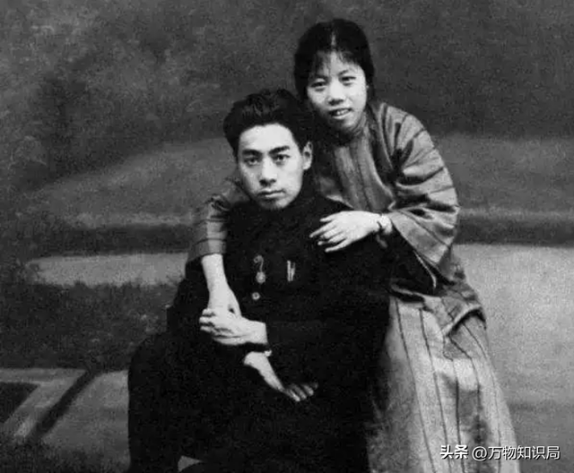 老照片：周总理当众跳起来，为邓大姐摘苹果，浪漫温馨少年气十足