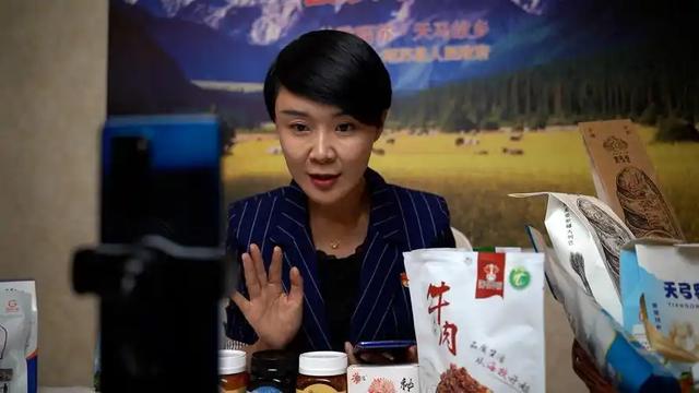 不止马背上的县长，贺娇龙用400场直播改变乡村命运