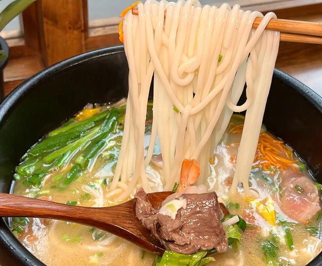 老挝姑娘来中国游玩一周，回去后直言：家乡与中国差距一目了然