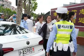 “5985 我985！”——警车“沪A5985”护航高考加Buff图片