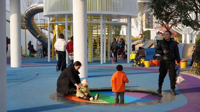 白天能量满满，晚上赛博朋克！射洪这个地方不得了