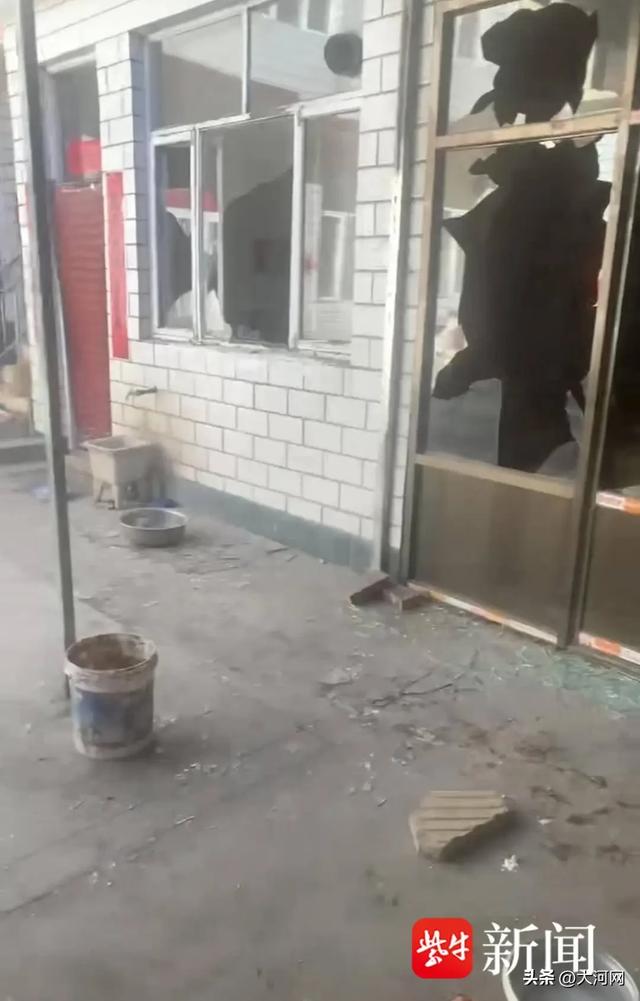 男子被狗咬伤后摔死狗，狗主人带亲属上门遭反杀，案件一审开庭；双方各执一词：一方称正当防卫 一方称未动手