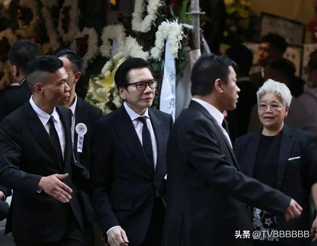 向府治丧！向太陈岚与儿子向佐悲痛致祭，大批反黑组警员现场戒备