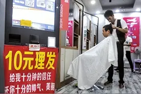 乱象丛生的地摊理发和快剪为何整顿不了，美发已经变成了苦力活。图片