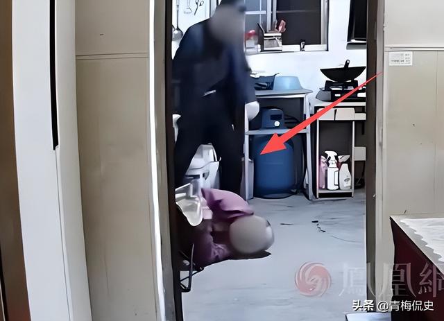 暴打母亲男后续：亲戚称他良心不坏，动手事出有因，老人拿钱捞人