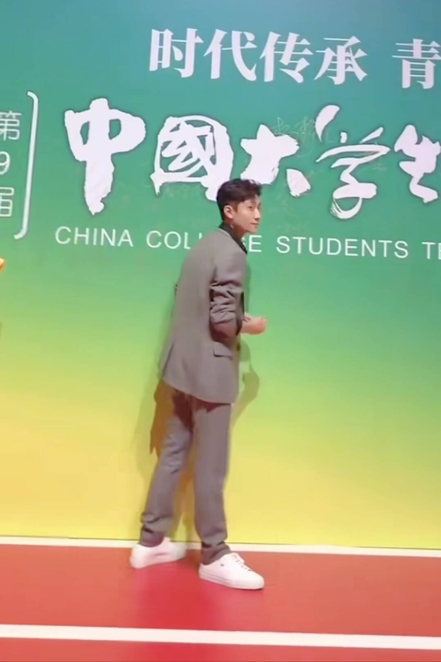 张一山要么不出来 一出来就是帅 这西装一穿 咋感觉他就是越来越帅了