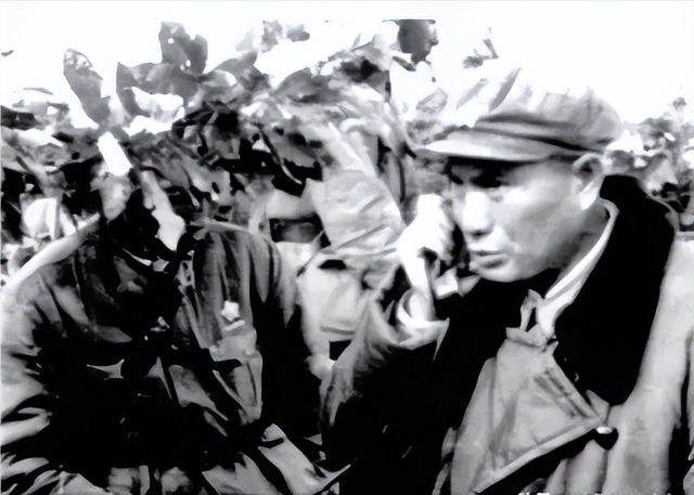 他是中央军委原副主席，55年被授少校军衔，93年又被提拔为上将