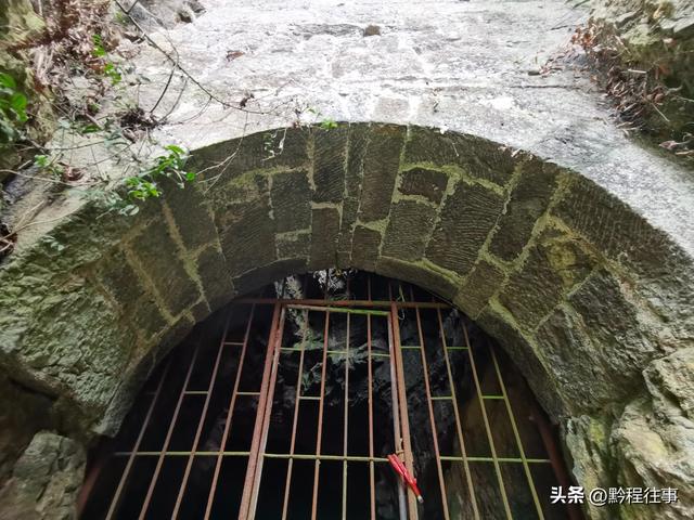 探险贵州深山原始溶洞，遇见一个躲匪洞、一座红军坟