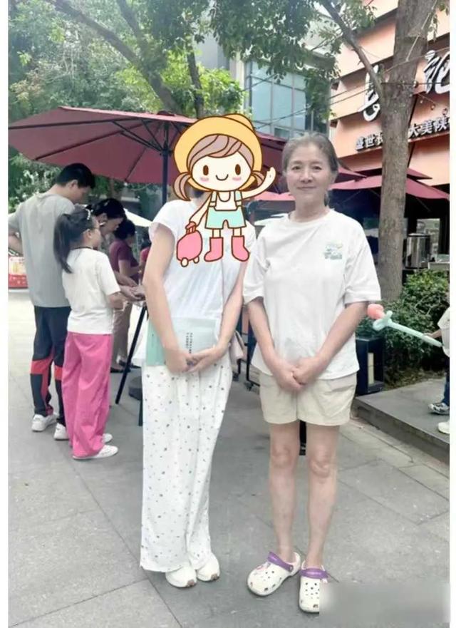 迟蓬现身北京面包店，休闲装扮也优雅，本人好温柔