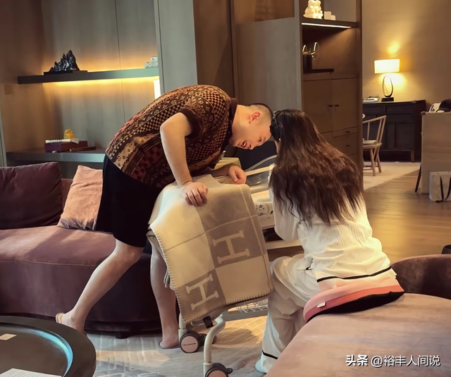 太壕！网红“珂珂”官宣生女，坐月子45天100万，毛毯都是爱马仕