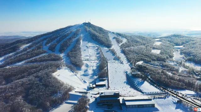 不用远行！这座“城市最近”山地滑雪场，带你燃动整个雪季