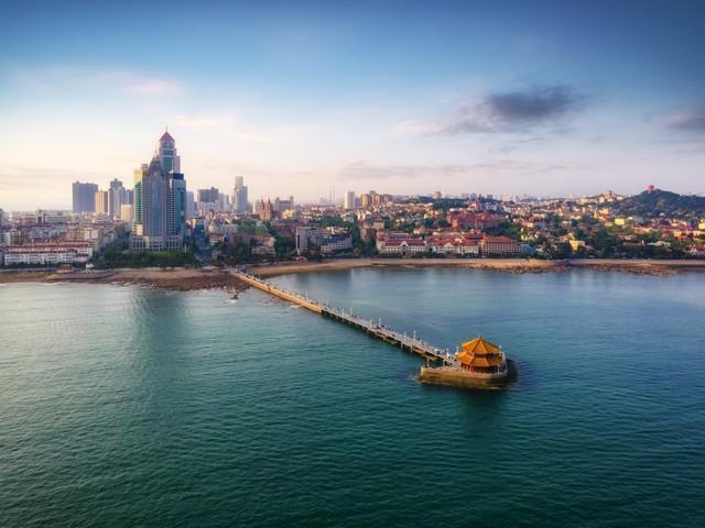 青岛，一座海风轻拂、浪..