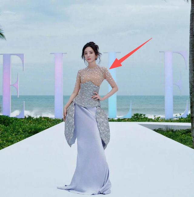 三亚红毯丑出圈，杨幂肉色内搭尴尬，关晓彤拖鞋辣眼，周冬雨驼背