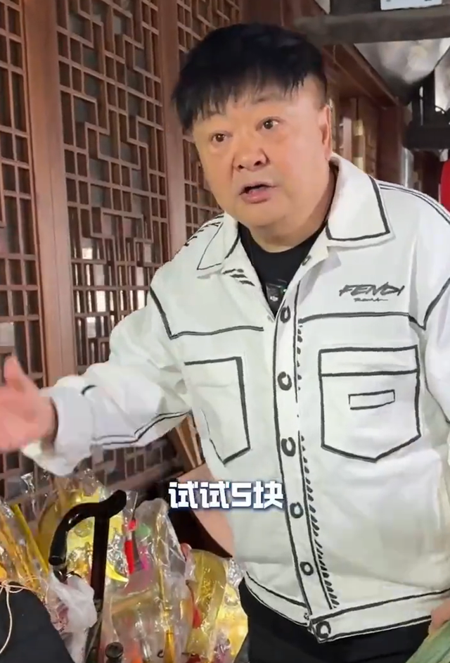 景区试戴帽子被要价5元，演员洪剑涛致歉：不知道乌毡帽特殊材质不易清理；店主阿婆：试戴易留下头油、痕迹