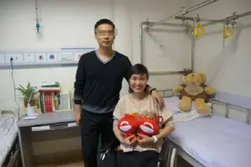12年前女教师为救学生双腿截肢，收到1572万捐款，如今她怎样了图片
