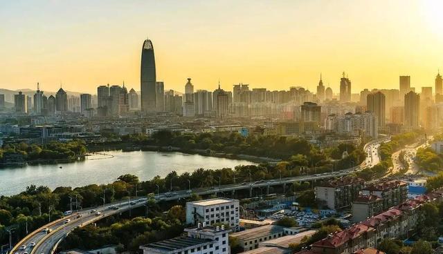 山东省的“第一城”，究竟是济南，还是青岛？谁的实力更胜一筹？