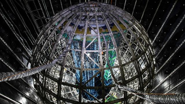 中国启动世界最大中微子探测器，向解开宇宙物质奥秘迈出关键一步