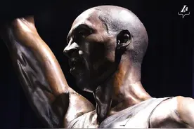 揭幕才一个月，科比81分之夜单手指天雕像被指四处拼写错误，湖人回应：已经注意到了，正努力纠正图片