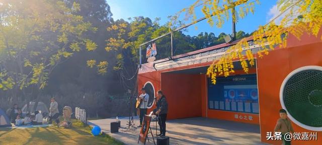 出太阳绿心公园就“长”满了人 “红色录音机”成秋假休闲新场景