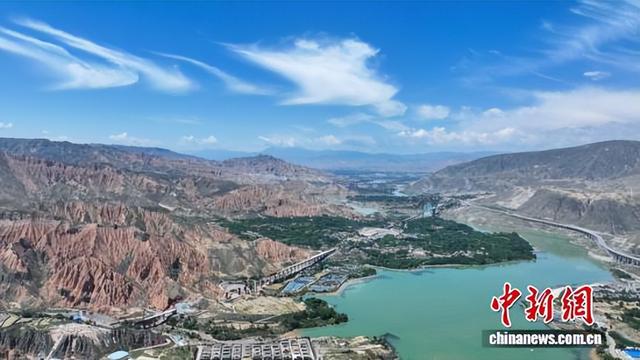 航拍青海尖扎夏日黄河沿岸风光