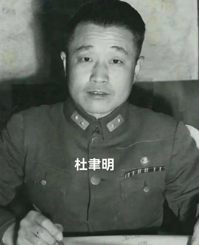 2021年，99岁杨振宁与72岁岳母罕见出镜，北京家中留影，翁帆胖了
