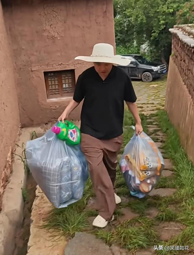 网红金哥带几十号人勇闯云南山村,每天惊喜不断,剧情拉满