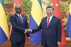 习近平会见加蓬总统恩圭马图片