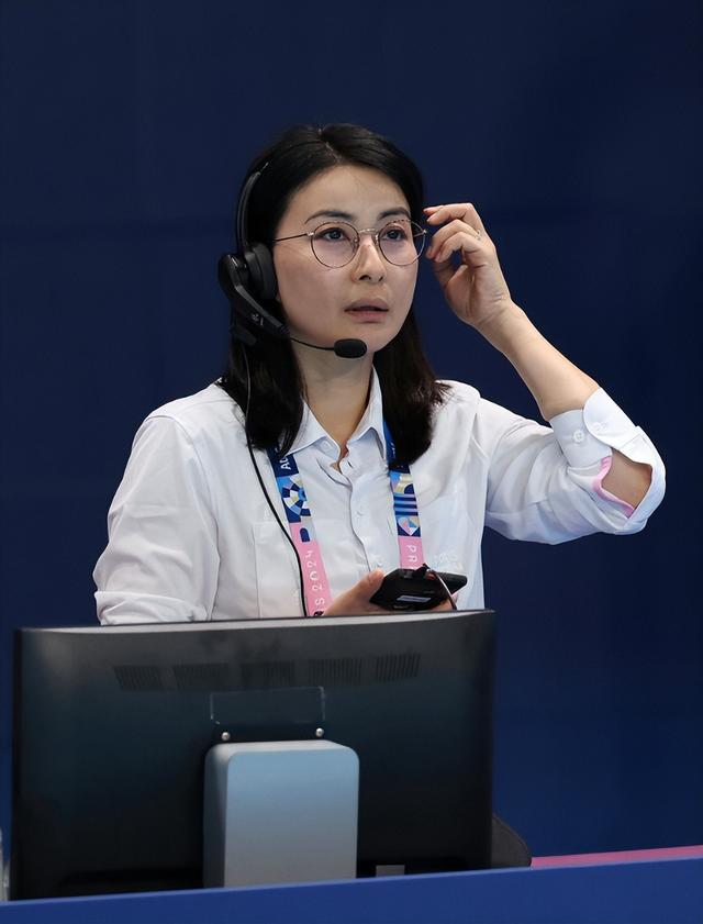 霍启刚高调官宣喜讯仨月	，郭晶晶再破天花板，让整个贵妇圈沉默了