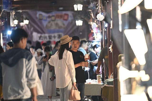 青岛中山路：老城建筑映繁华 烟火气里品青岛