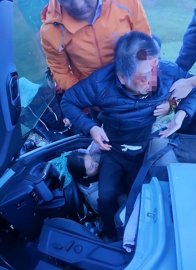 广东越野车西藏意外坠崖，藏族姑娘挺身而出，网友怒赞，文旅回应