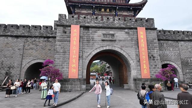 四川头号富裕县级市，人均可支配收入超4万，山水美景远近闻名