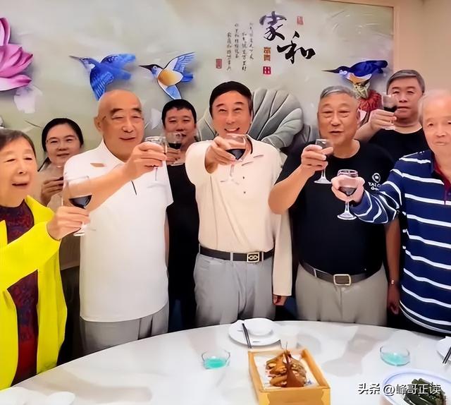 冯巩：与姐姐在大哥家过中秋节，父母不在了，兄弟姐妹感情依旧