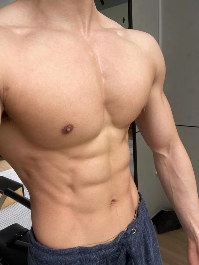 26岁北京自由健身教练，晒泵感肌肉	，这身材可以制霸健身房了
