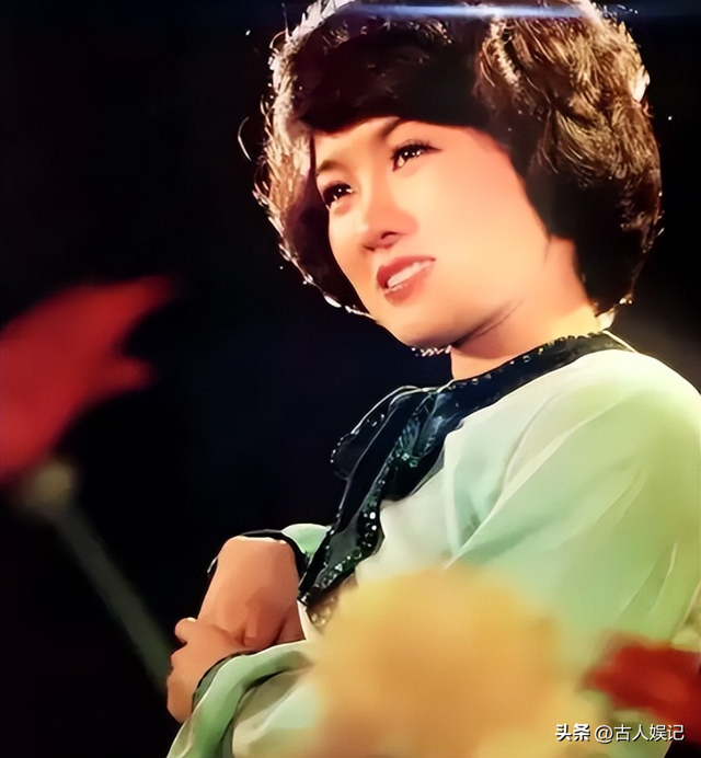 屡次登上春晚走红的郑绪岚，远嫁美国丢了事业，如今她现况如何