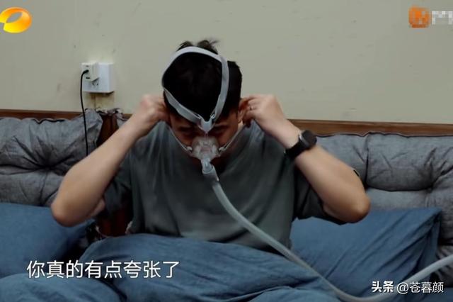 55岁黄磊还能活多久？睡前戴呼吸机，每天一把药	，曾被曝有心脏病